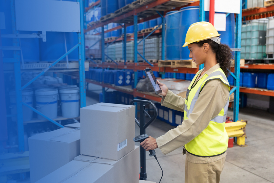 Un dipendente che utilizza risorse fisiche e attrezzature e un dispositivo scanner presso SupplyPoint